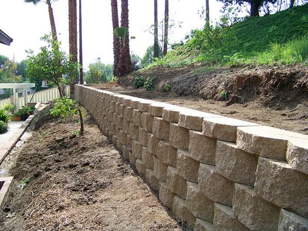 Muro de contenção em blocos segmentais intertravados em terreno com forte desnível Muro de contenção em blocos segmentais intertravados em terreno com forte desnível