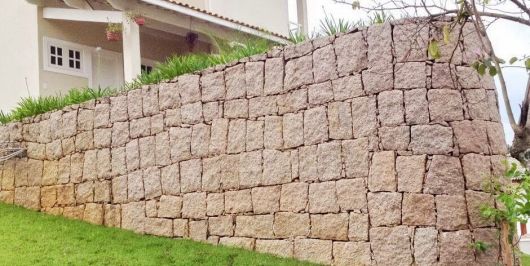 Muro de divisa em pedra rústica assentada com argamassa, sem necessidade de reboco Muro de divisa em pedra rústica assentada com argamassa, sem necessidade de reboco