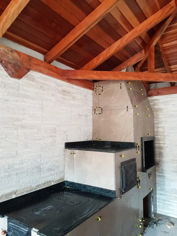 Acabamento fino em Jaraguá — obra realizada pelo Pedreiro JC (João Carlos), pedreiro profissional em Jaraguá do Sul e região. Detalhes que fazem a diferença.