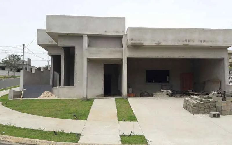 Ampliações e modificações residenciais em Jaraguá do Sul — Pedreiro JC Casa em fase de ampliação e modificação estrutural em Jaraguá do Sul — obra de ampliação residencial com nova garagem e cômodos executada pelo Pedreiro JC (João Carlos), pedreiro profissional em Jaraguá do Sul.
