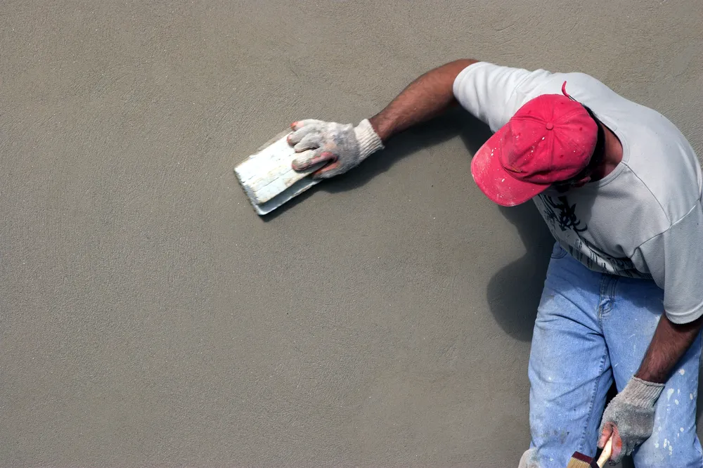 Pintura residencial e reboco em Jaraguá do Sul — Pedreiro JC Pedreiro profissional aplicando reboco liso e preparando parede para pintura em Jaraguá do Sul — serviço de pintura residencial e reboco do Pedreiro JC (João Carlos) com acabamento de alto padrão.