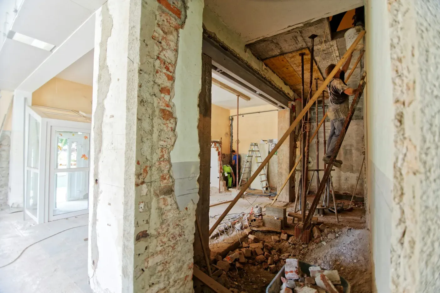 Reforma completa e construção civil em Jaraguá do Sul — Pedreiro JC Pedreiro em Jaraguá do Sul executando reforma completa e construção civil — obra estrutural do Pedreiro JC (João Carlos), com escoramento, alvenaria e acabamento profissional em residência na região de Jaraguá do Sul/SC.