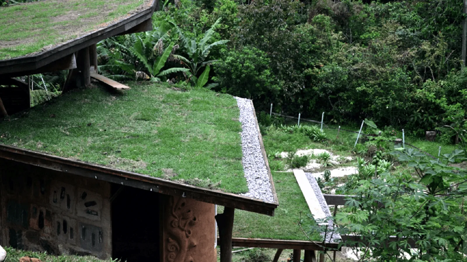 Como construir telhado verde: cobertura com grama, camada drenante de brita e substrato leve Como construir telhado verde: cobertura com grama, camada drenante de brita e substrato leve